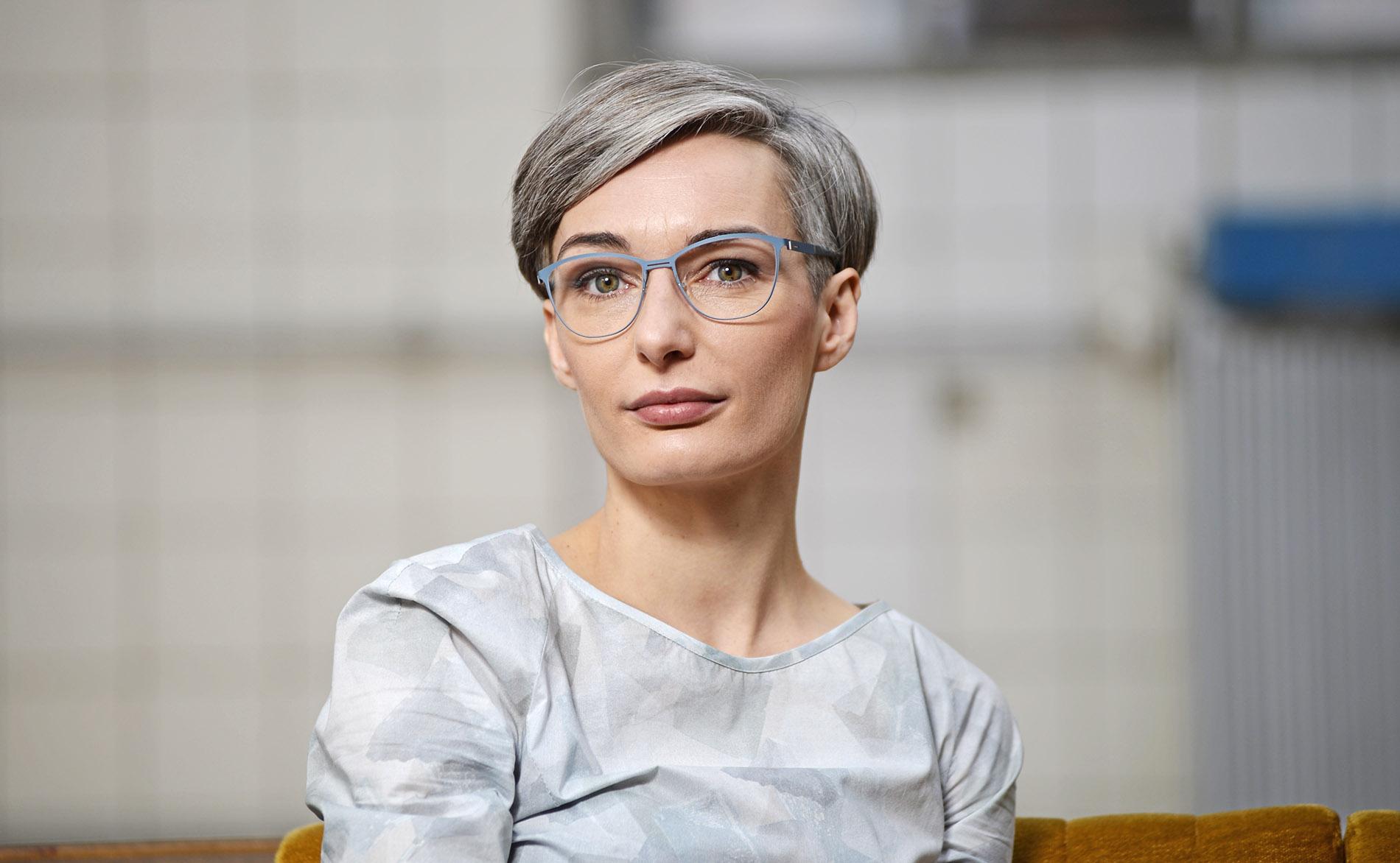 Frau mit Brille schaut in die Kamera