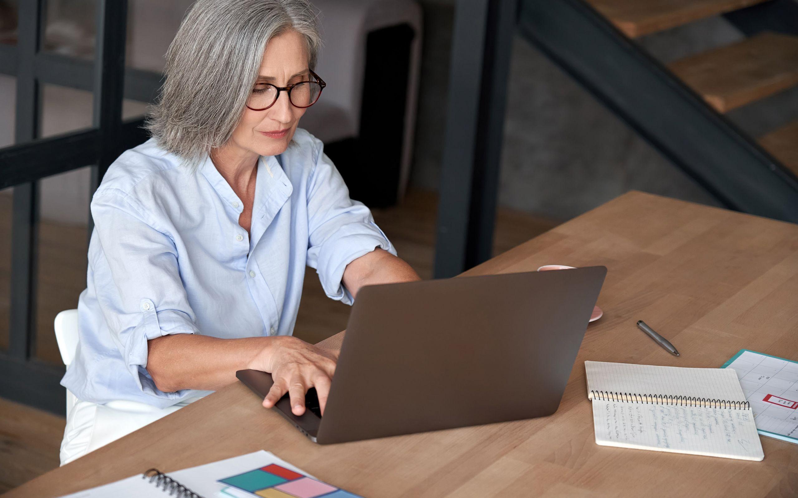 Frau am Laptop mit Arbeitsplatzbrille