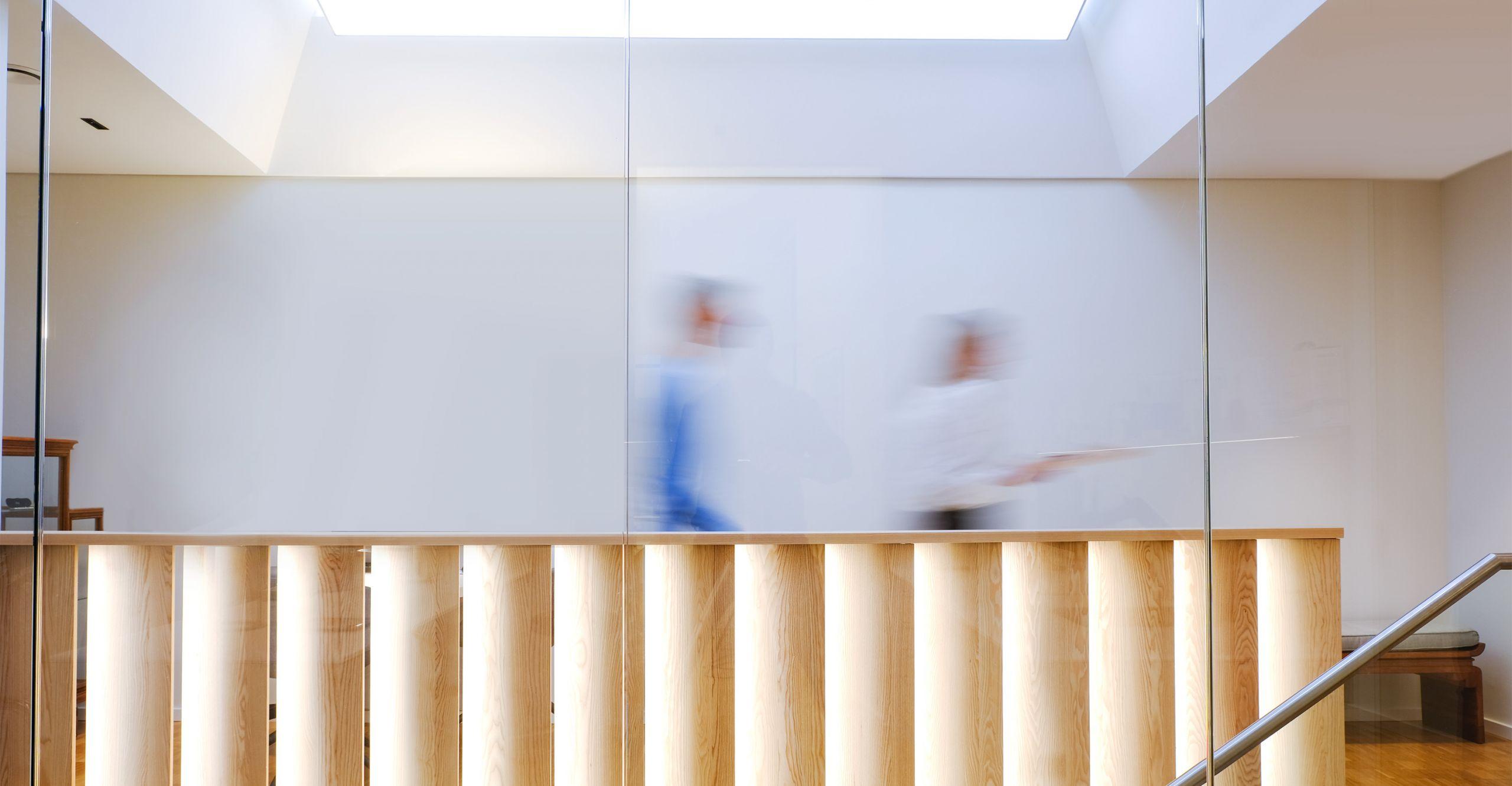 Blick in das Obergeschoss von Trothe Optik, zwei Personen verschwommen im Hintergrund