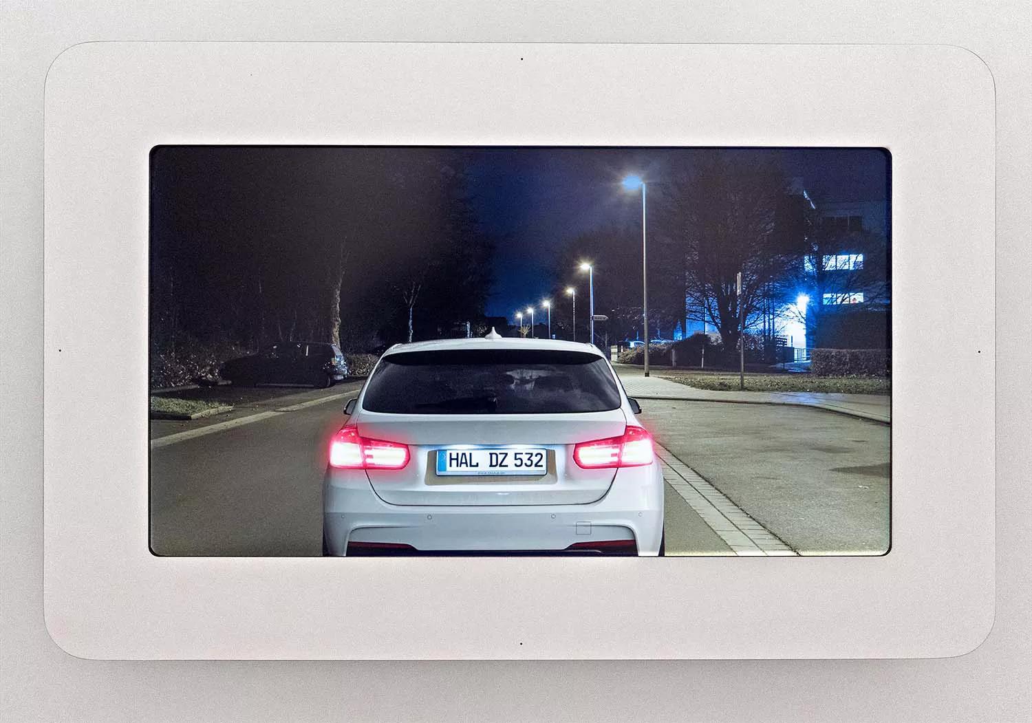 Auto im Dunkeln von hinten als Teil des 3D-Sehtests