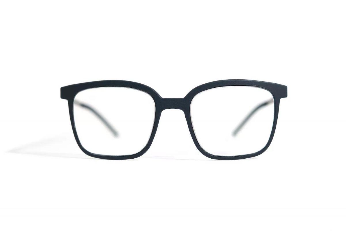 Brille mit dunklem Rand auf weißem Untergrund