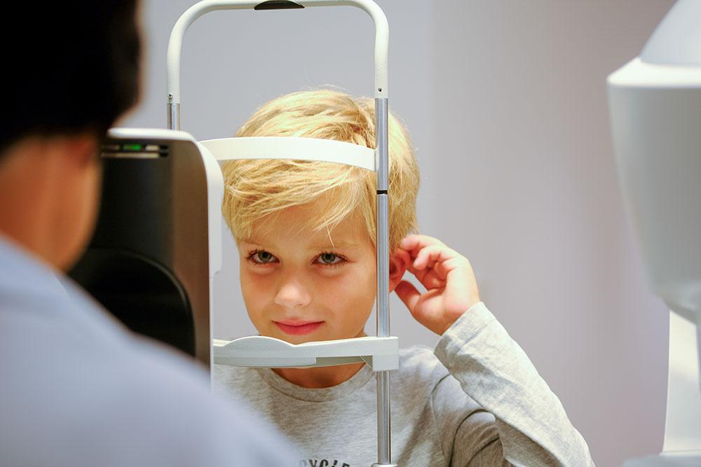 Kinde bei Vermessung beim Optiker