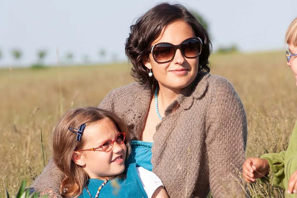 Familie mit Brillen auf einem Feld