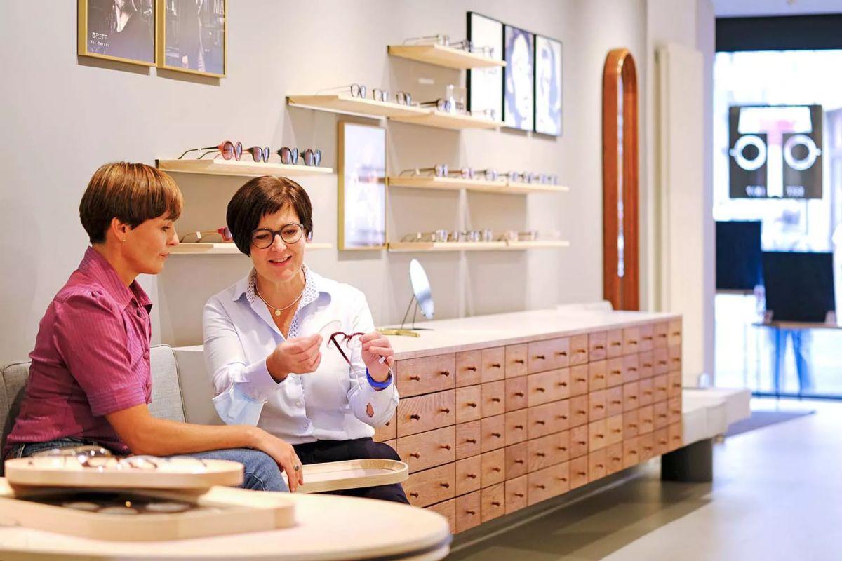 Kundin wird von Augenoptikerin beraten