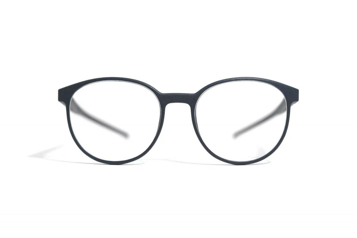 Brille mit dunklem Rand auf weißem Untergrund