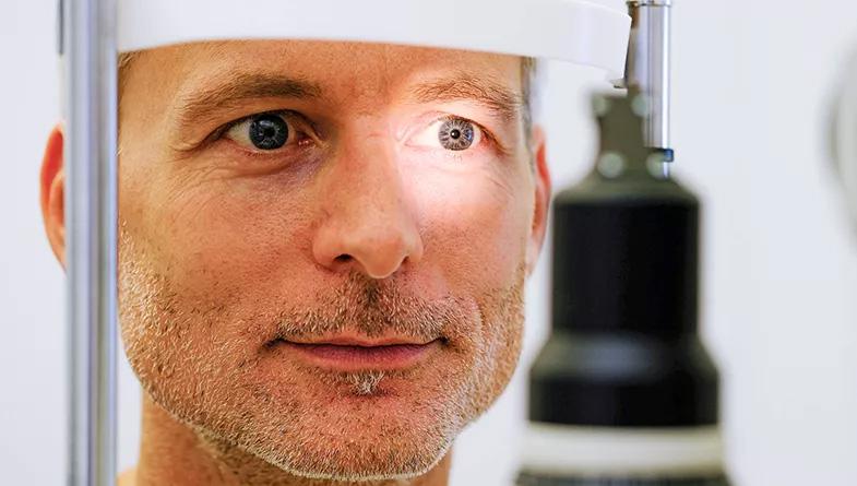 Mann schaut in Analysegerät