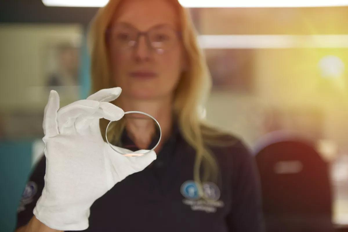 partner-hersteller Frau mit Glasrohling in der Hand