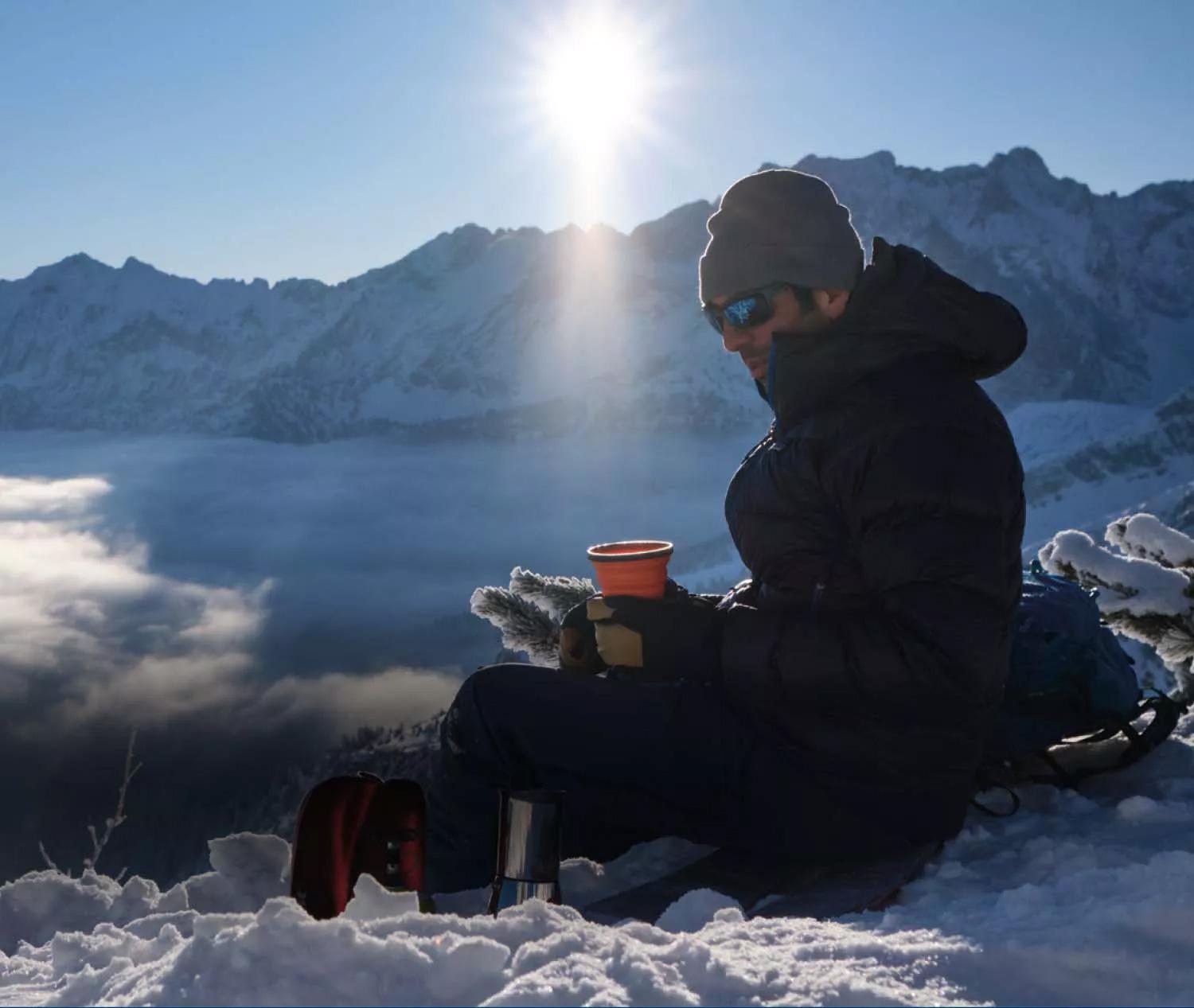 sportbrille_intro Mann mit Sportbrille auf einem schneebedeckten Gipfel