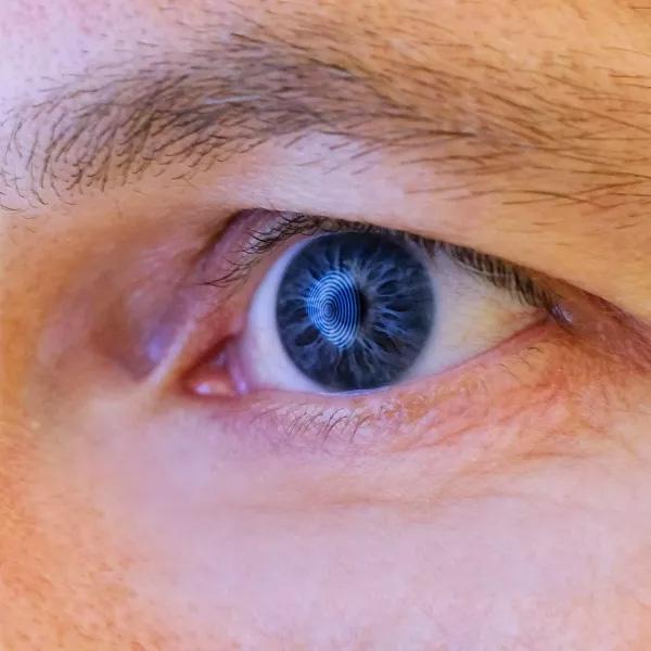 wellenfrontauge Nahansicht eines blauen Auges mit Lichtreflektionen